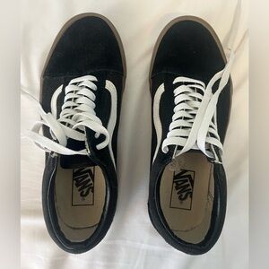 Unisex black Van’s skater shoes. Size men’s 7/ women’s 8.5. Classic